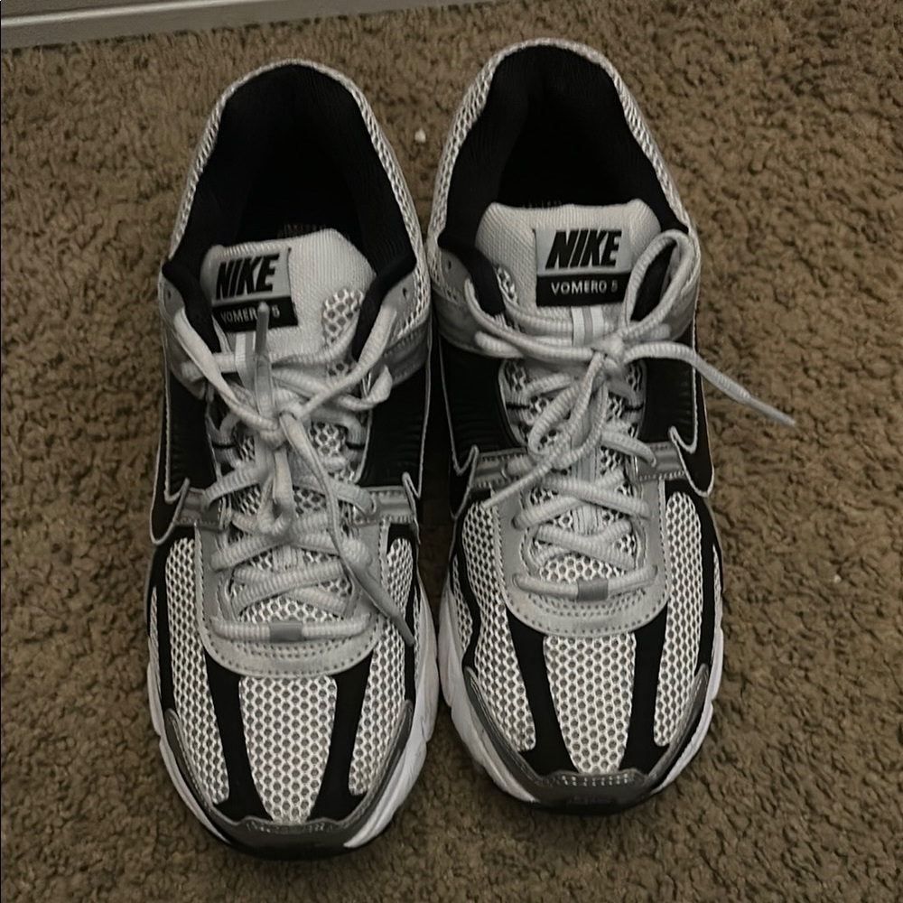 Nike Vomero Black and White Running Shoes Men 8, Women 9